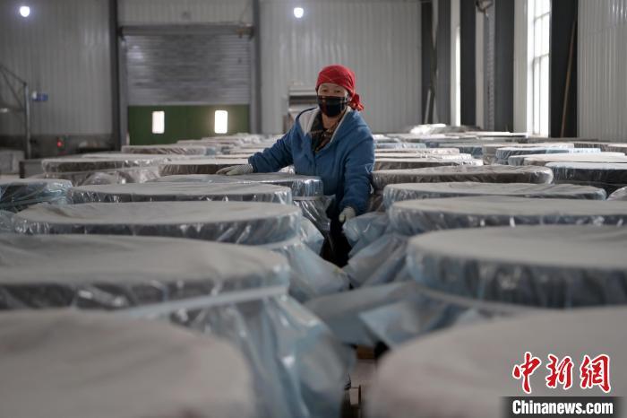 5月10日，工作人員檢查裝有酒糟的壇子。九美旦增　攝