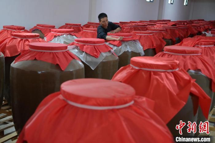 圖為5月10日，工作人員在儲酒庫檢查酒缸密封性。九美旦增　攝