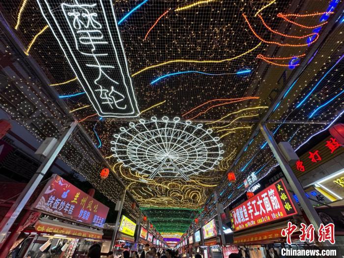 圖為明清街夜市燈光點亮具有武威文化元素的“摩天輪”彩燈?！〈魑牟?攝</p><p>