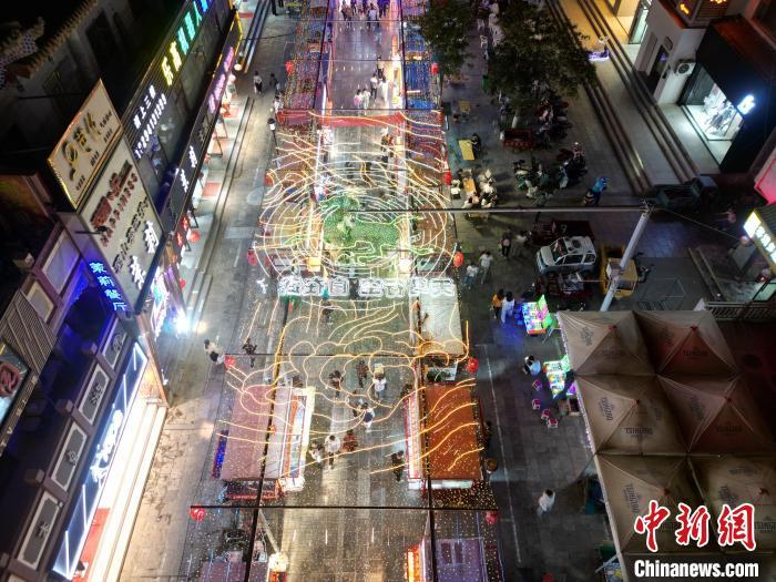 圖為明清街夜市燈光點亮具有武威文化元素的“銅奔馬”彩燈。(無人機照片) 　戴文昌 攝</p><p>