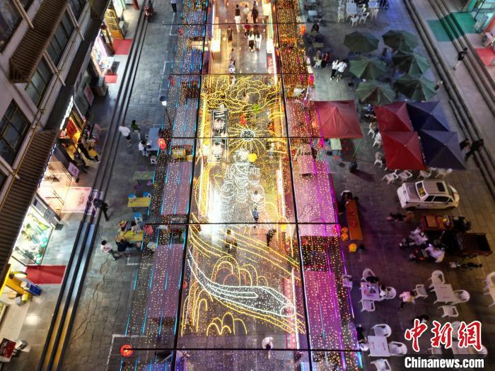 圖為明清街夜市燈光點亮具有武威文化元素的“天梯山石窟”彩燈。(無人機照片) 　戴文昌 攝</p><p>