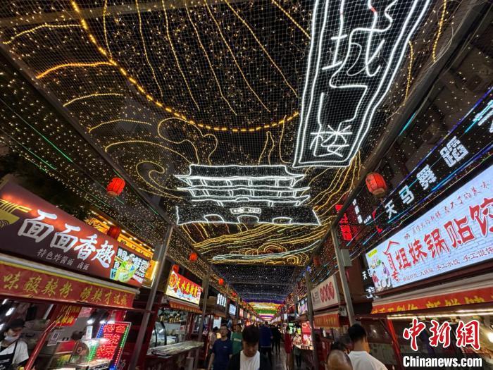 圖為明清街夜市燈光點亮具有武威文化元素的“涼州古城門”彩燈?！〈魑牟?攝</p><p>