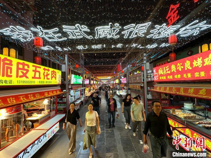 圖為明清街夜市燈光點亮“我在武威很想你”。　戴文昌 攝</p><p>