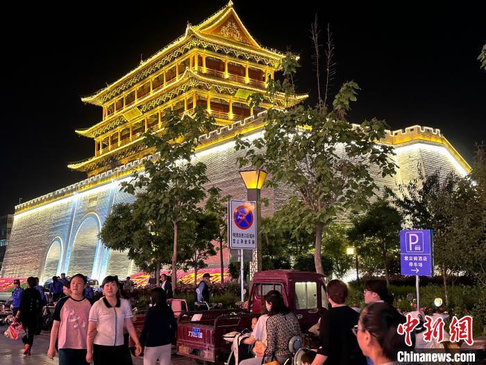 圖為夜幕降臨，涼州古城門燈光亮起?！〈魑牟?攝