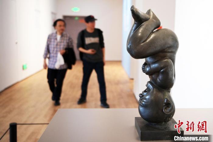 5月21日，觀眾參觀“絲路印跡”雕塑藝術(shù)作品展展出的雕塑作品。九美旦增 攝</p>
<p>
