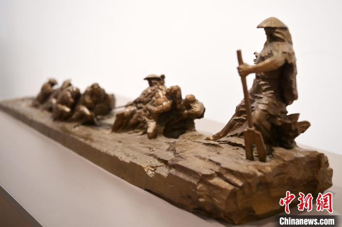 5月21日，在“絲路印跡”雕塑藝術(shù)作品展展出的作品《治水為民·禹德九州》。九美旦增 攝</p>
<p>