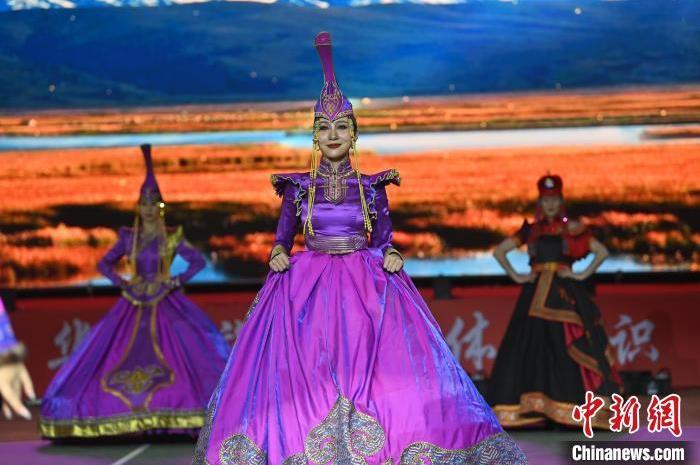 圖為開幕式現(xiàn)場蒙古族服飾秀。李亞龍 攝</p>
<p>