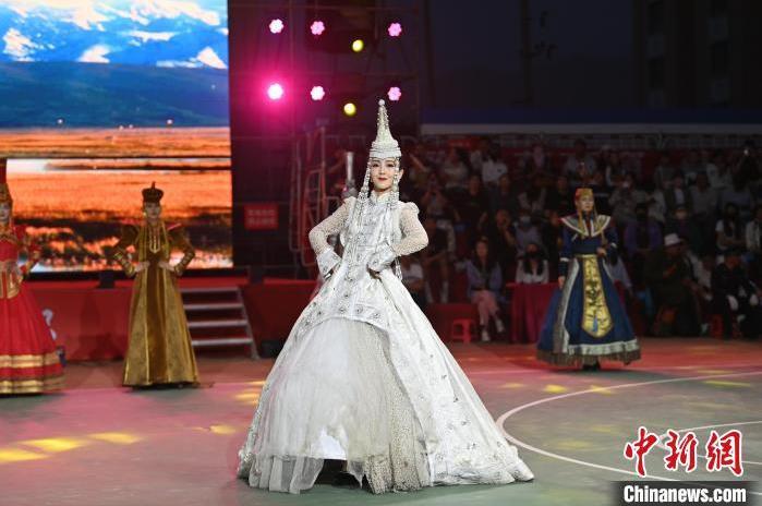 圖為開幕式現(xiàn)場蒙古族服飾秀。李亞龍 攝</p>
<p>