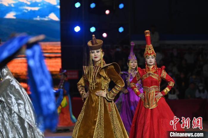 圖為開幕式現(xiàn)場蒙古族服飾秀。李亞龍 攝</p>
<p>