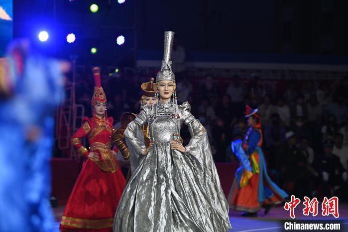 圖為開幕式現(xiàn)場蒙古族服飾秀。李亞龍 攝</p>
<p>