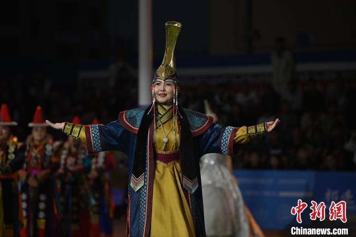 圖為開幕式現(xiàn)場蒙古族服飾秀。李亞龍 攝