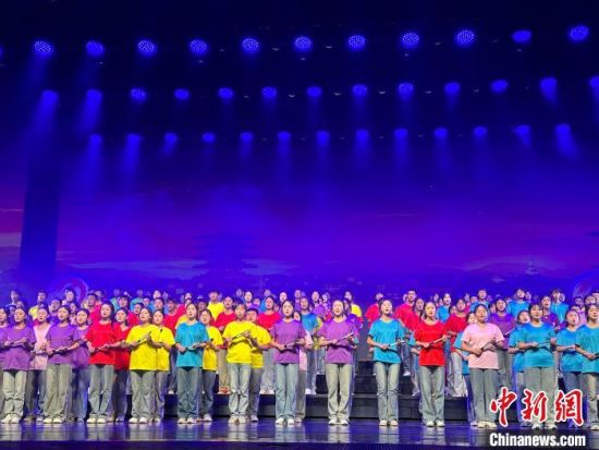 5月28日晚，“詩(shī)意甘肅·絲路長(zhǎng)風(fēng)三千里”——月出涼州·武威詩(shī)會(huì)在甘肅省武威市漢唐天馬城舉行。楊娜 攝