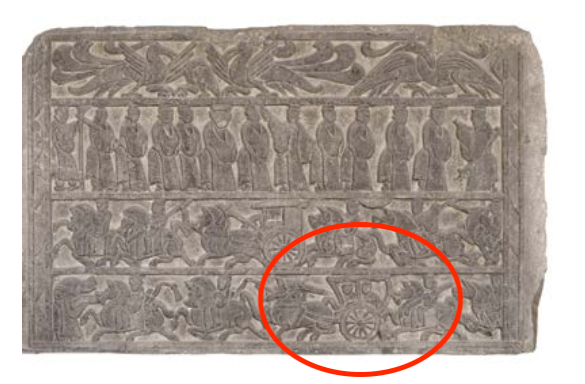 △漢代迎賓、車馬出行畫像石，現(xiàn)藏于臨沂市博物館。畫像石的第四層中有軺車出現(xiàn)。