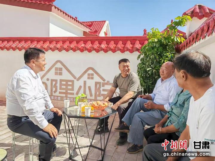 圖為依托“鄰里小院”議事模式開展議事活動，解決村民身邊的熱點難點問題。臨澤縣委宣傳部供圖
