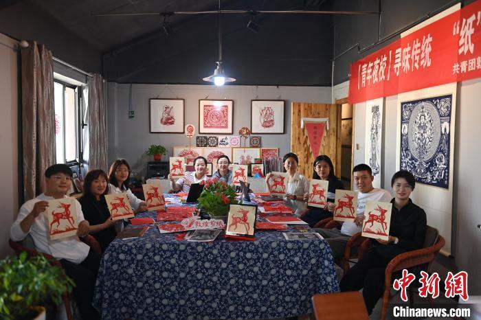 6月6日，在甘肅敦煌青年夜校課程中，青年學(xué)員展示學(xué)習(xí)敦煌非遺剪紙的成果。