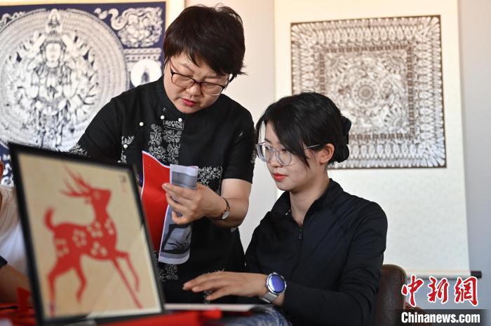 6月6日，在甘肅敦煌青年夜校課程中，青年學(xué)員學(xué)習(xí)敦煌非遺剪紙課程。李亞龍 攝