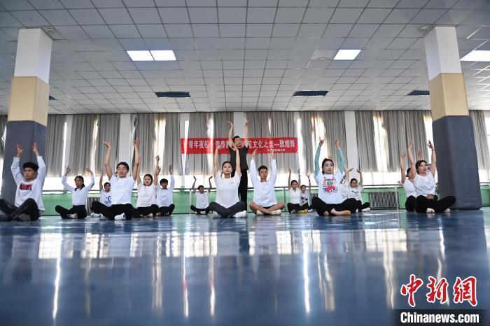 6月6日，在甘肅敦煌青年夜校課程中，青年學(xué)員學(xué)習(xí)敦煌舞課程。李亞龍 攝　　