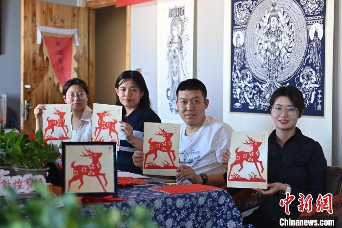 6月6日，在甘肅敦煌青年夜校課程中，青年學(xué)員展示學(xué)習(xí)敦煌非遺剪紙的成果。李亞龍 攝　　