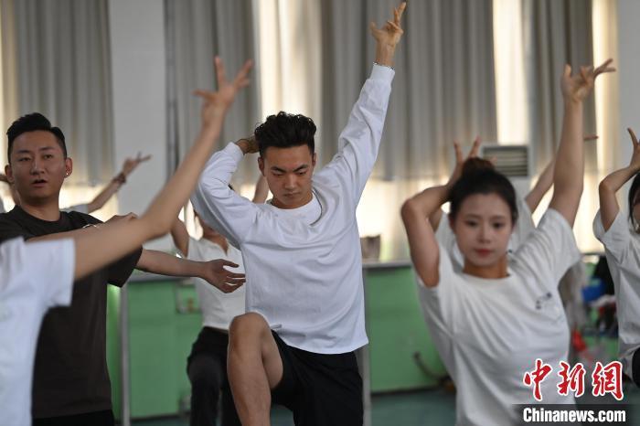 6月6日，在甘肅敦煌青年夜校課程中，青年學(xué)員學(xué)習(xí)敦煌舞課程。李亞龍 攝　　