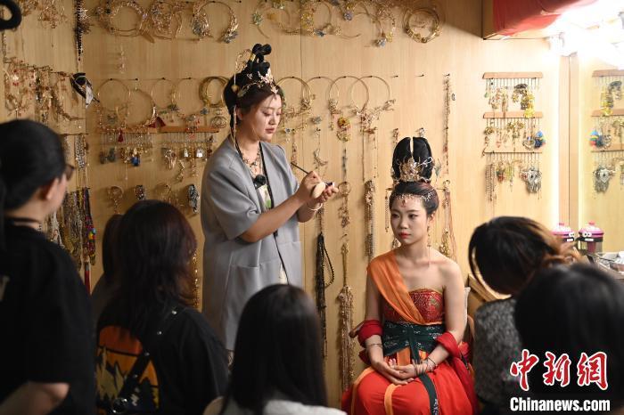 6月6日，在甘肅敦煌青年夜校課程中，青年學(xué)員學(xué)習(xí)敦煌美妝課程。李亞龍 攝