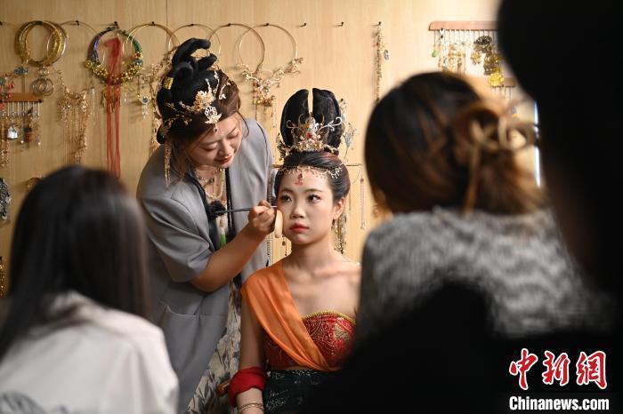 6月6日，在甘肅敦煌青年夜校課程中，青年學(xué)員學(xué)習(xí)敦煌美妝課程。李亞龍 攝　　