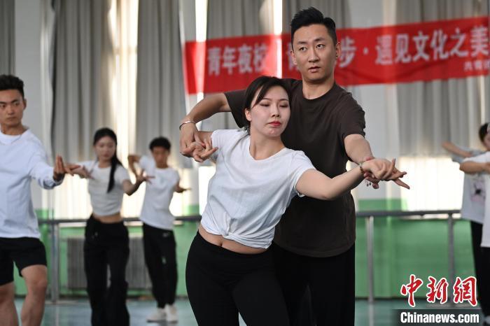 6月6日，在甘肅敦煌青年夜校課程中，學(xué)員學(xué)習(xí)敦煌舞課程。李亞龍 攝　　