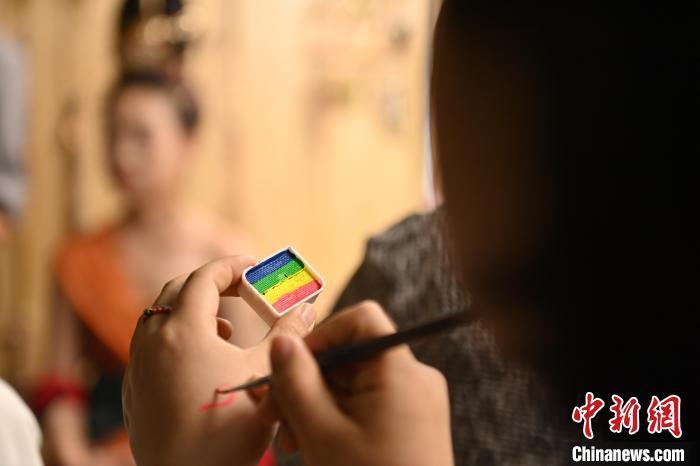 6月6日，在甘肅敦煌青年夜校課程中，青年學(xué)員學(xué)習(xí)敦煌美妝課程。李亞龍 攝　　