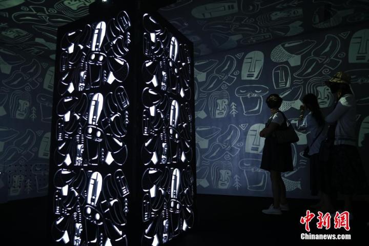 圖為游客參觀藝術(shù)展。中新社記者 李亞龍 攝