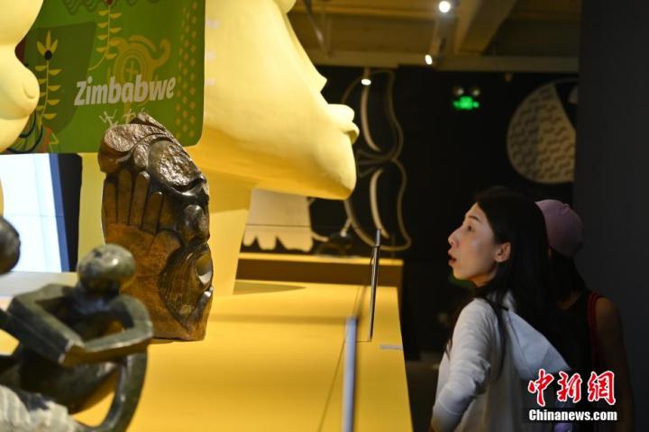 圖為游客參觀藝術(shù)展。中新社記者 李亞龍 攝