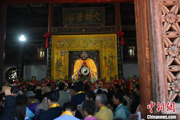 6月21日，2024(甲辰)年公祭中華人文始祖伏羲大典在甘肅天水舉行，來自海峽兩岸及港澳地區(qū)約500人現(xiàn)場共祭中華人文始祖伏羲。中新社記者 李亞龍 攝