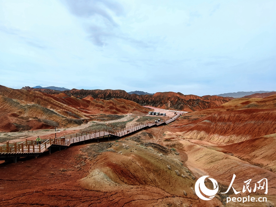  雨后的七彩丹霞，顏色格外艷麗。人民網(wǎng) 黃津曉虎攝