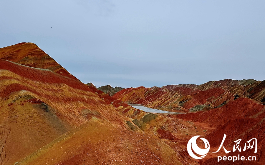 雨后的七彩丹霞，顏色格外艷麗。人民網(wǎng)記者 徐冬兒攝