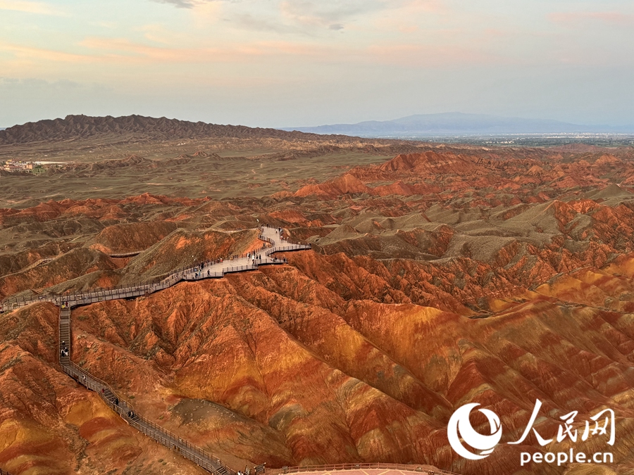 日落時(shí)分，余暉與丹霞交相輝映。人民網(wǎng)記者 徐冬兒攝