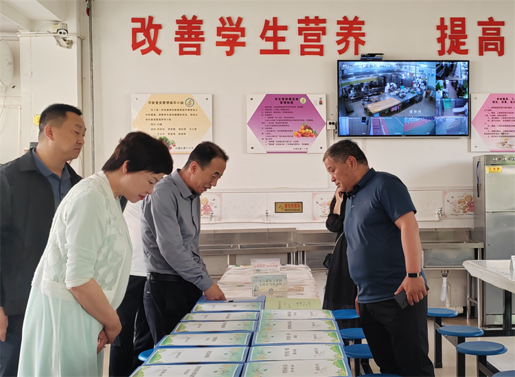 市紀(jì)委監(jiān)委扎實推動開展群眾身邊腐敗和作風(fēng)問題集中整治工作，圖為市紀(jì)委監(jiān)委派駐市教育局紀(jì)檢監(jiān)察組在白銀區(qū)開展“中小學(xué)校園食品安全和膳食經(jīng)費管理”集中整治工作開展情況督查.jpg