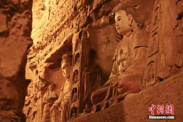 7月15日，甘肅省平?jīng)鍪袥艽h百里石窟長廊中的王母宮石窟造像。百里石窟長廊位于涇川縣境內(nèi)，由512個(gè)石窟、5眼窟中石井組成，現(xiàn)存王母宮石窟、鳳凰山石窟、南石窟寺、丈八寺石窟、羅漢洞石窟、太山寺石窟等規(guī)模較大的石窟群，還有數(shù)量眾多的小石窟群。王母宮石窟又名千佛洞，該窟設(shè)計(jì)宏大，造像生動(dòng)，窟內(nèi)擁有造像數(shù)百尊，是較為珍貴的佛教文化歷史遺存。中新社記者 李亞龍 攝</p>
<p>