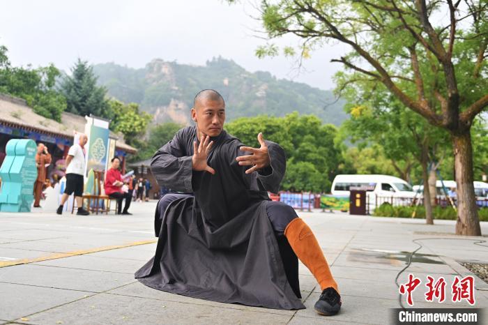 7月14日，甘肅省平?jīng)鍪嗅轻忌骄皡^(qū)內(nèi)，嵩山少林弟子展示武藝。7月13日至14日，“2024年北京體育大學(xué)第十五屆國際武術(shù)比賽交流大會(huì)暨首屆崆峒山國際武術(shù)大會(huì)”舉行，大會(huì)也在崆峒山景區(qū)進(jìn)行問道崆峒、武術(shù)高級(jí)研修班、崆峒拜師等系列活動(dòng)。中新社記者 李亞龍 攝</p>
<p>