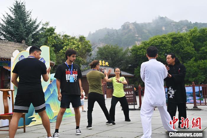 7月14日，甘肅省平?jīng)鍪嗅轻忌骄皡^(qū)內(nèi)，外籍武術(shù)愛好者學(xué)習(xí)崆峒派武術(shù)。7月13日至14日，“2024年北京體育大學(xué)第十五屆國際武術(shù)比賽交流大會(huì)暨首屆崆峒山國際武術(shù)大會(huì)”舉行，大會(huì)也在崆峒山景區(qū)進(jìn)行問道崆峒、武術(shù)高級(jí)研修班、崆峒拜師等系列活動(dòng)。中新社記者 李亞龍 攝</p>
<p>