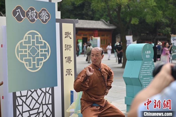 7月14日，甘肅省平?jīng)鍪嗅轻忌骄皡^(qū)內(nèi)，八極拳傳承人展示八極拳。7月13日至14日，“2024年北京體育大學(xué)第十五屆國際武術(shù)比賽交流大會(huì)暨首屆崆峒山國際武術(shù)大會(huì)”舉行，大會(huì)也在崆峒山景區(qū)進(jìn)行問道崆峒、武術(shù)高級(jí)研修班、崆峒拜師等系列活動(dòng)。中新社記者 李亞龍 攝</p>
<p>