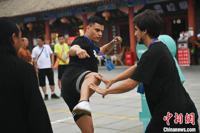 7月14日，甘肅省平?jīng)鍪嗅轻忌骄皡^(qū)內(nèi)，外籍武術(shù)愛好者切磋武藝。7月13日至14日，“2024年北京體育大學(xué)第十五屆國際武術(shù)比賽交流大會(huì)暨首屆崆峒山國際武術(shù)大會(huì)”舉行，大會(huì)也在崆峒山景區(qū)進(jìn)行問道崆峒、武術(shù)高級(jí)研修班、崆峒拜師等系列活動(dòng)。中新社記者 李亞龍 攝