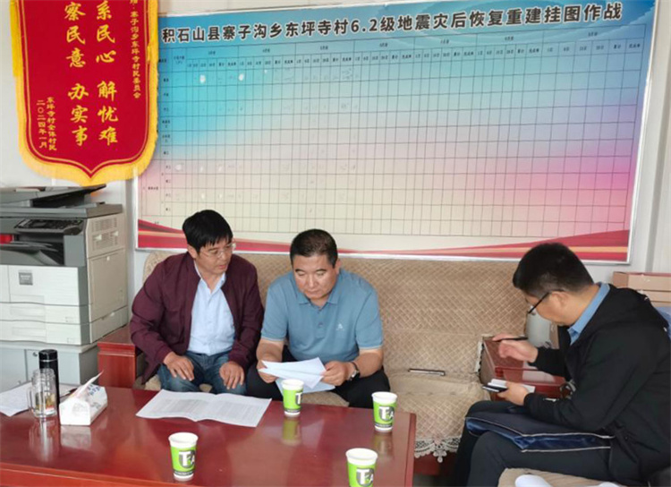 州縣紀(jì)委監(jiān)委機(jī)關(guān)聯(lián)合督查組對(duì)下沉干部 、駐村干部 、包村組長(zhǎng)、村干部 “四級(jí)”干部履職到崗情況，以及工作日志和民情臺(tái)賬、訴求臺(tái)賬進(jìn)行日常監(jiān)督檢查，壓實(shí)工作責(zé)任。.jpg