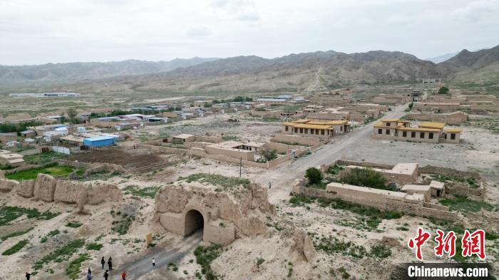 7月13日，位于山丹漢明長城遺址里的硤口古城。(無人機圖片) 　九美旦增 攝