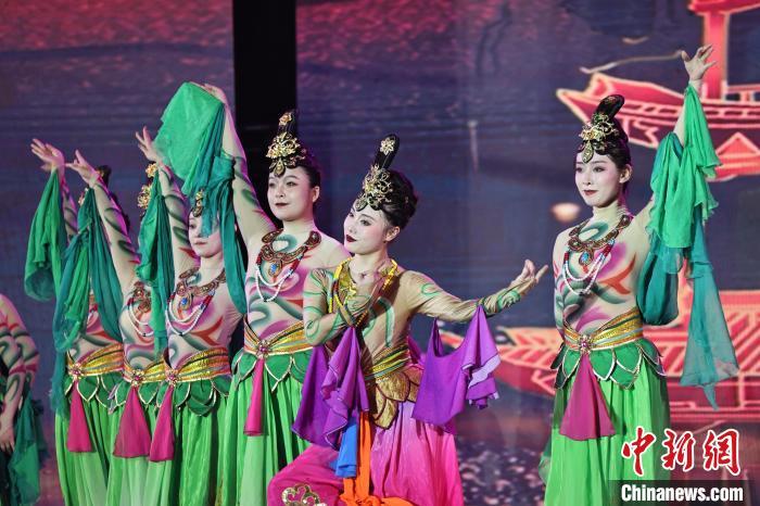 7月19日晚，第五屆黃河之濱文藝展演在蘭州體育文化廣場開幕。圖為開幕式演出敦煌舞蹈。張曦予 攝