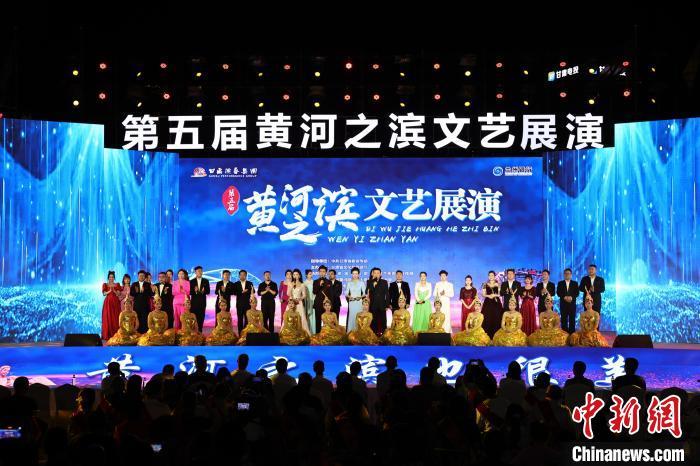 7月19日晚，第五屆黃河之濱文藝展演在蘭州體育文化廣場開幕。張曦予 攝