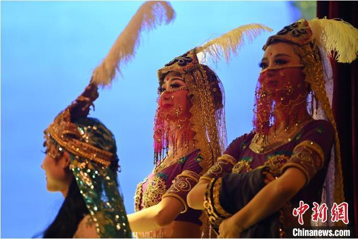 7月18日晚，中國(guó)經(jīng)典舞劇《絲路花雨》在甘肅蘭州黃河劇院進(jìn)行演出。中國(guó)經(jīng)典舞劇《絲路花雨》迎來(lái)45周年，7月17日-8月4日在蘭州開啟為期多天的駐場(chǎng)演出。該舞劇取材于敦煌莫高窟壁畫，集中國(guó)霓裳羽衣舞、敦煌舞、印度舞、黑巾舞、波斯馬鈴舞等于一身，自1979年演出至今，該劇先后在40多個(gè)國(guó)家和地區(qū)演出近4000場(chǎng)，觀眾550多萬(wàn)人次。中新社記者 李亞龍 攝</p>
<p>