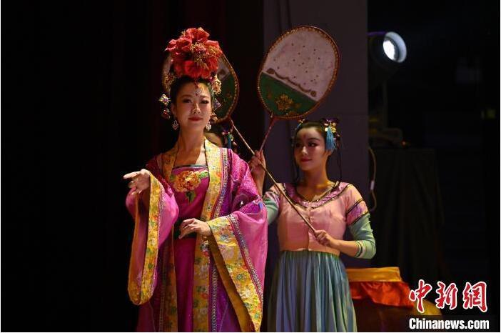 7月18日晚，中國(guó)經(jīng)典舞劇《絲路花雨》在甘肅蘭州黃河劇院進(jìn)行演出。中國(guó)經(jīng)典舞劇《絲路花雨》迎來(lái)45周年，7月17日-8月4日在蘭州開啟為期多天的駐場(chǎng)演出。該舞劇取材于敦煌莫高窟壁畫，集中國(guó)霓裳羽衣舞、敦煌舞、印度舞、黑巾舞、波斯馬鈴舞等于一身，自1979年演出至今，該劇先后在40多個(gè)國(guó)家和地區(qū)演出近4000場(chǎng)，觀眾550多萬(wàn)人次。中新社記者 李亞龍 攝</p>
<p>