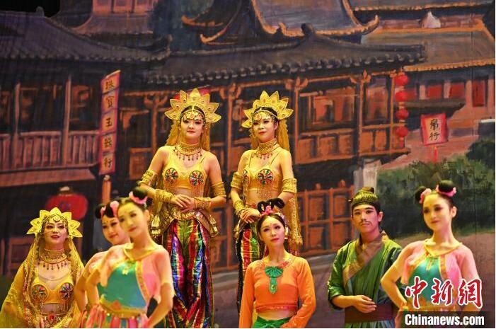 7月18日晚，中國(guó)經(jīng)典舞劇《絲路花雨》在甘肅蘭州黃河劇院進(jìn)行演出。中國(guó)經(jīng)典舞劇《絲路花雨》迎來(lái)45周年，7月17日-8月4日在蘭州開啟為期多天的駐場(chǎng)演出。該舞劇取材于敦煌莫高窟壁畫，集中國(guó)霓裳羽衣舞、敦煌舞、印度舞、黑巾舞、波斯馬鈴舞等于一身，自1979年演出至今，該劇先后在40多個(gè)國(guó)家和地區(qū)演出近4000場(chǎng)，觀眾550多萬(wàn)人次。中新社記者 李亞龍 攝</p>
<p>