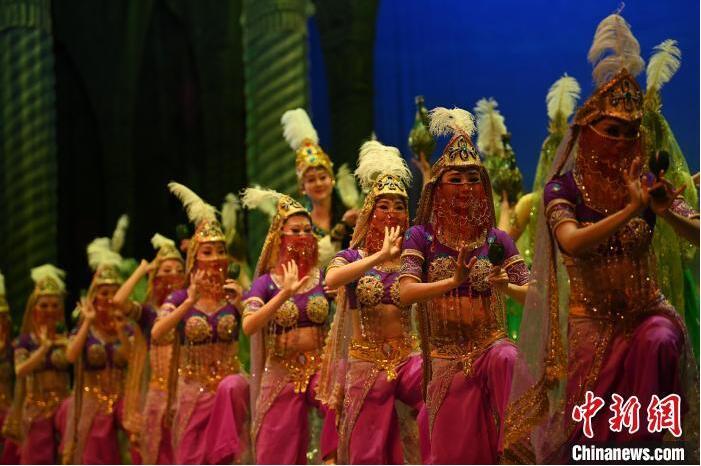 7月18日晚，中國(guó)經(jīng)典舞劇《絲路花雨》在甘肅蘭州黃河劇院進(jìn)行演出。中國(guó)經(jīng)典舞劇《絲路花雨》迎來(lái)45周年，7月17日-8月4日在蘭州開啟為期多天的駐場(chǎng)演出。該舞劇取材于敦煌莫高窟壁畫，集中國(guó)霓裳羽衣舞、敦煌舞、印度舞、黑巾舞、波斯馬鈴舞等于一身，自1979年演出至今，該劇先后在40多個(gè)國(guó)家和地區(qū)演出近4000場(chǎng)，觀眾550多萬(wàn)人次。中新社記者 李亞龍 攝</p>
<p>