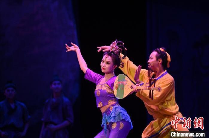 7月18日晚，中國(guó)經(jīng)典舞劇《絲路花雨》在甘肅蘭州黃河劇院進(jìn)行演出。中國(guó)經(jīng)典舞劇《絲路花雨》迎來(lái)45周年，7月17日-8月4日在蘭州開啟為期多天的駐場(chǎng)演出。該舞劇取材于敦煌莫高窟壁畫，集中國(guó)霓裳羽衣舞、敦煌舞、印度舞、黑巾舞、波斯馬鈴舞等于一身，自1979年演出至今，該劇先后在40多個(gè)國(guó)家和地區(qū)演出近4000場(chǎng)，觀眾550多萬(wàn)人次。中新社記者 李亞龍 攝</p>
<p>