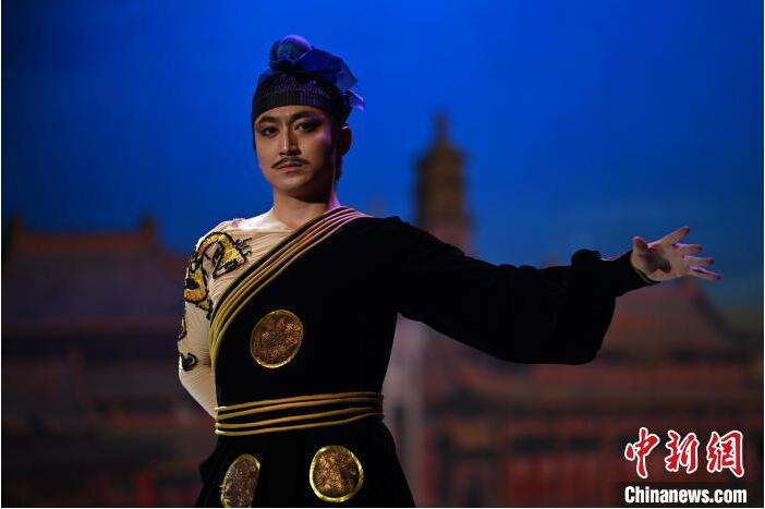 7月18日晚，中國(guó)經(jīng)典舞劇《絲路花雨》在甘肅蘭州黃河劇院進(jìn)行演出。中國(guó)經(jīng)典舞劇《絲路花雨》迎來(lái)45周年，7月17日-8月4日在蘭州開啟為期多天的駐場(chǎng)演出。該舞劇取材于敦煌莫高窟壁畫，集中國(guó)霓裳羽衣舞、敦煌舞、印度舞、黑巾舞、波斯馬鈴舞等于一身，自1979年演出至今，該劇先后在40多個(gè)國(guó)家和地區(qū)演出近4000場(chǎng)，觀眾550多萬(wàn)人次。中新社記者 李亞龍 攝