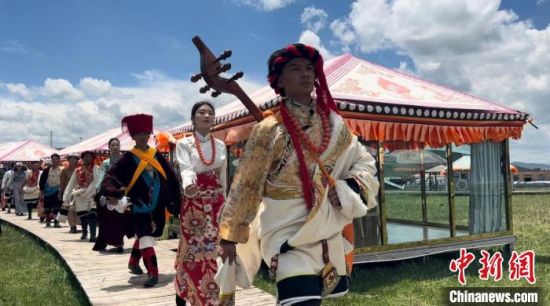 2024年6月，甘肅甘南藏族自治州上演藏服時(shí)裝秀。(資料圖)高瑩 攝